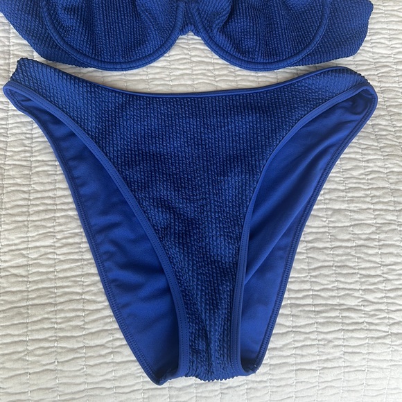 Abercrombie Wide Strap High Apex
Underwire Bikini Top and Mid rise bottoms Blue - Picture 3 of 6